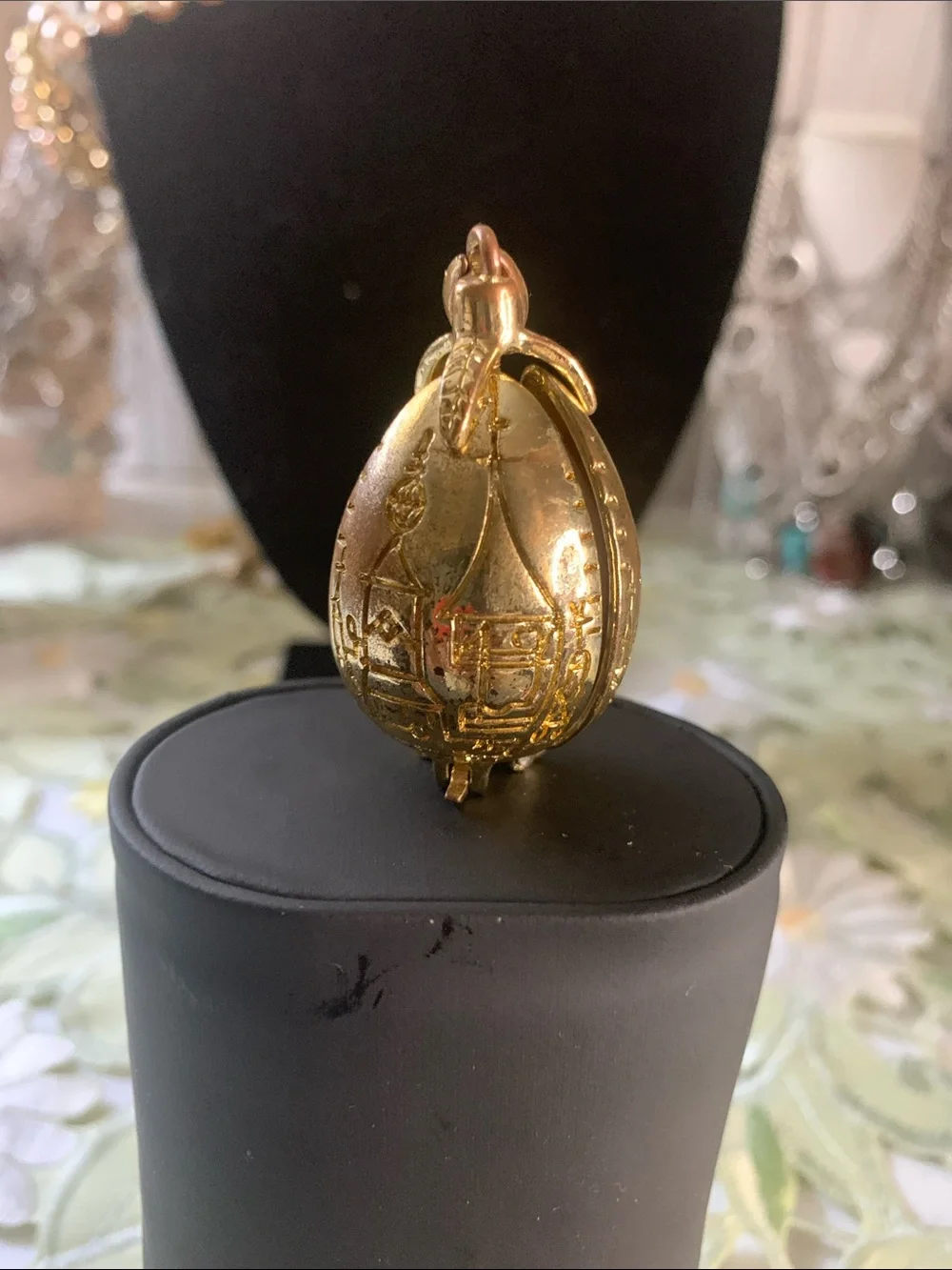 Harry Potter -The Golden Egg Pendant Metal Armor and Acrylic White Egg